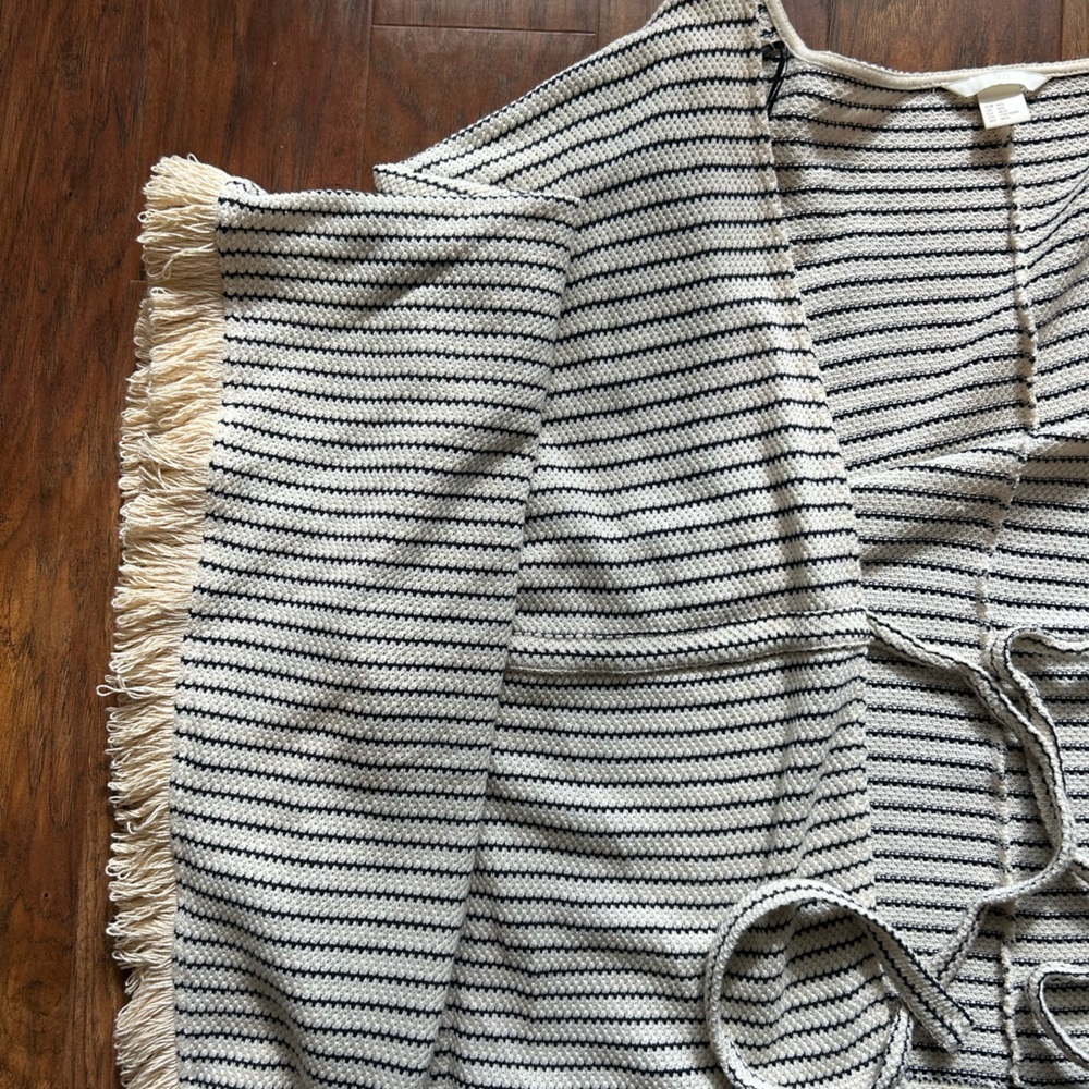 Beach Coverup With Front Tie and Fringes Women’s Size Medium - Picture 2 of 11